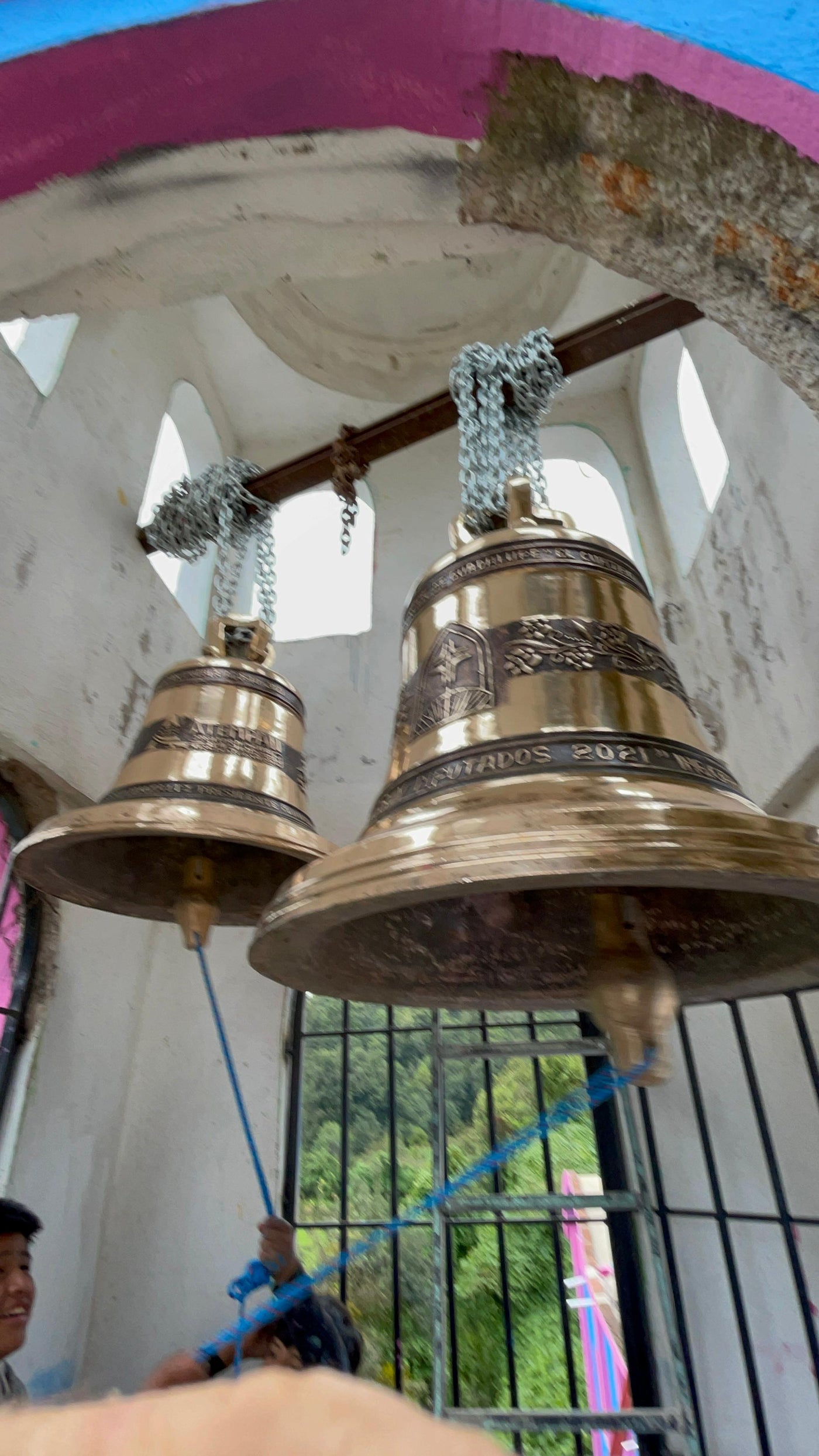 Campana de bronce de Artesanías Jiménez para Atempan, ya instalada en el campanario y repicando con cuerda