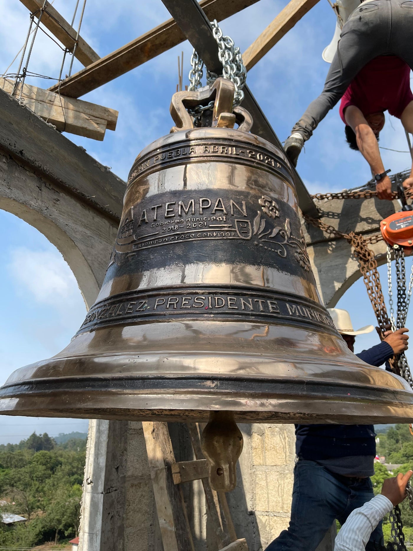 Campana de bronce de Artesanías Jiménez para una presidencia municipal, con escudo y año grabados