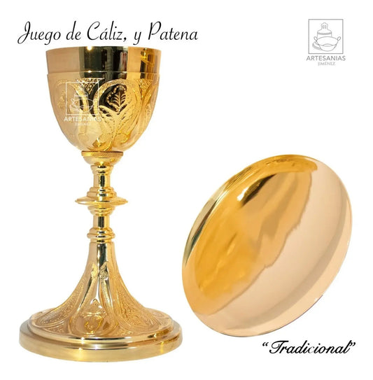 Cáliz y patena tradicional, de latón con baño de oro, hecho a mano en México