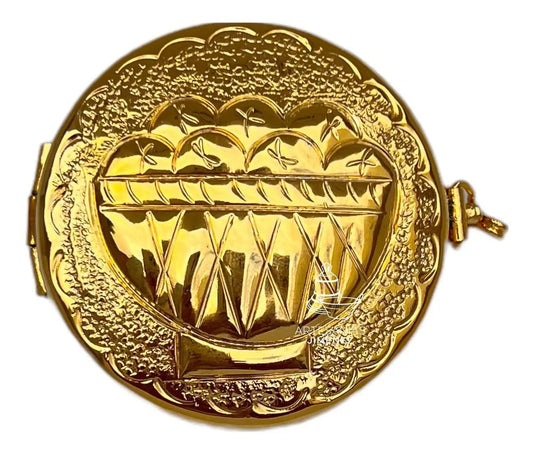 Relicario portaviático de 5 cm de latón con baño de oro, relieve de panes, hecho a mano en México
