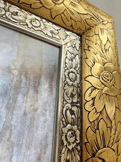 Cuadro de la Virgen de Guadalupe con marco oro y rosas