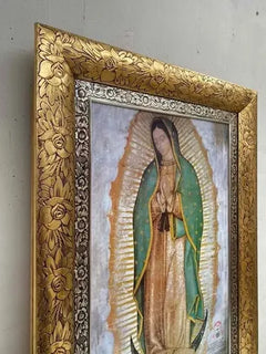 Cuadro de la Virgen de Guadalupe con marco oro y rosas