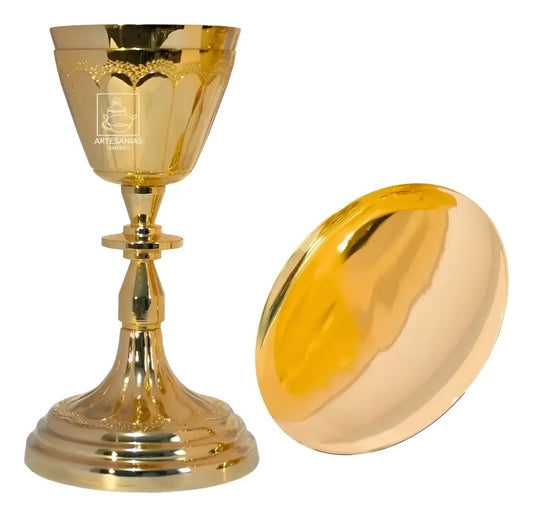 Cáliz o vaso sagrado y patena, de latón con baño de oro, hecho a mano en México