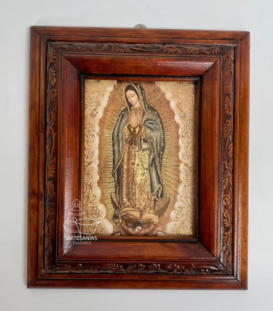 Cuadro de la Virgen de Guadalupe con rosas doradas y marco nogal, hecho a mano en México