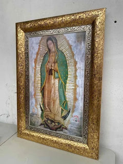 Cuadro de la Virgen de Guadalupe con marco oro y rosas