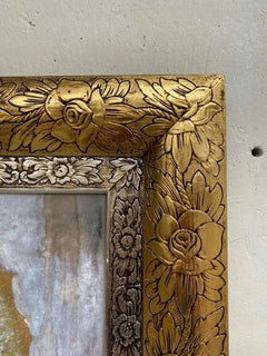 Cuadro de la Virgen de Guadalupe con marco oro y rosas