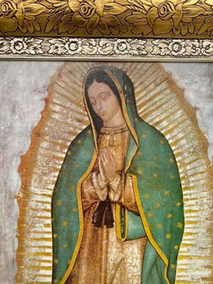 Cuadro de la Virgen de Guadalupe con marco oro y rosas