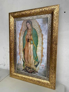 Cuadro de la Virgen de Guadalupe con marco oro y rosas