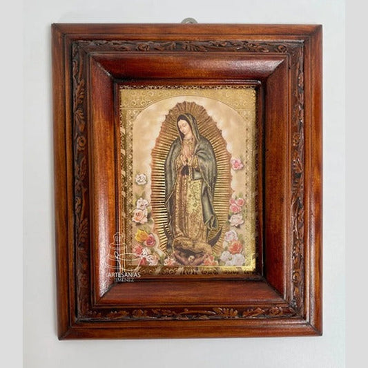 Cuadro de la Virgen de Guadalupe con rosas, acabado nogal, hecho a mano en México