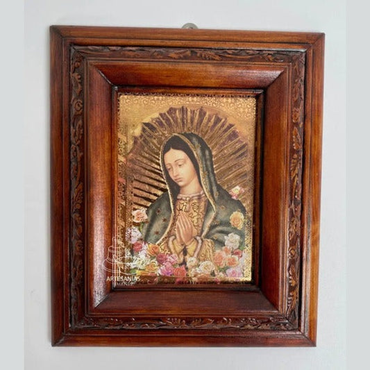 Cuadro del busto de la Virgen de Guadalupe con rosas, acabado nogal, hecho a mano en México