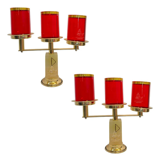 Par de candeleros de tres luces modelo cuadrado, ónix y latón, pantallas rojas, hechos a mano en México